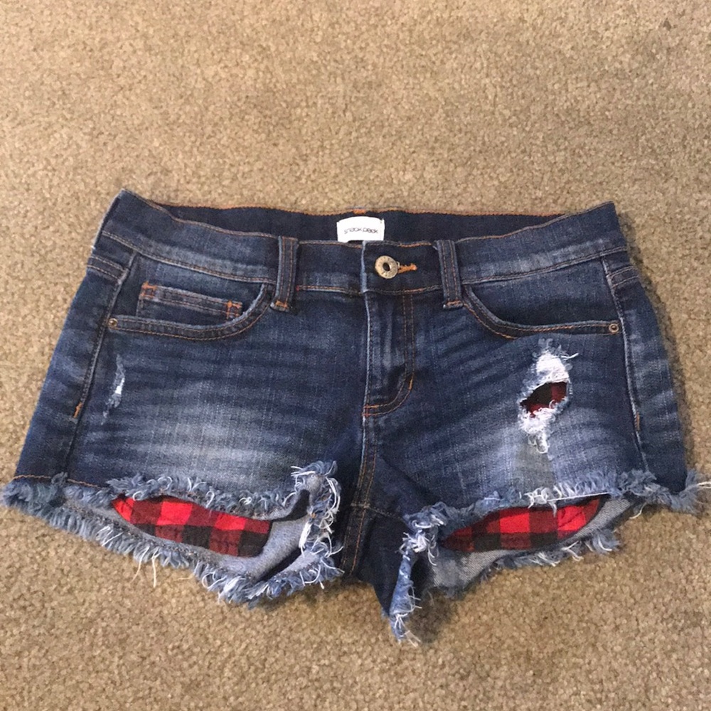 jean shorts with red plain pockets